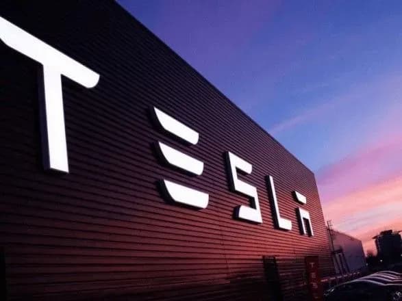 В сети появились изображения смартфона от компании Tesla