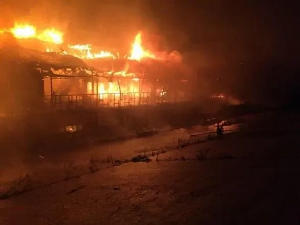 У столиці вночі вщент згоріла баржа