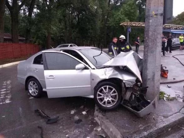 Легковик у Дніпрі в'їхав у стовп і загорівся: двоє дітей постраждали