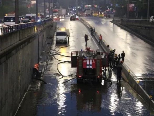 Наслідки негоди у Києві: повалені дерева з білбордом та підтоплення