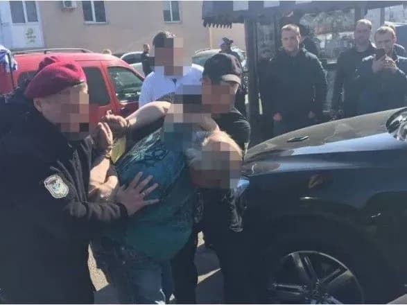 Група рекетирів гарячою праскою катувала підприємця і вимагала "викуп"