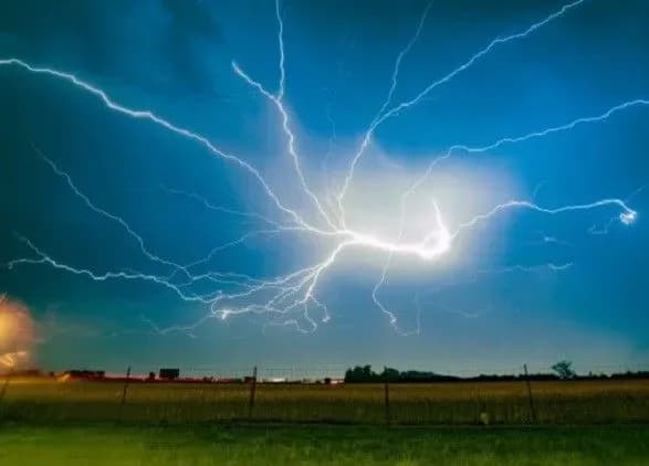 Польщу накрила аномальна спека та сильні буревії