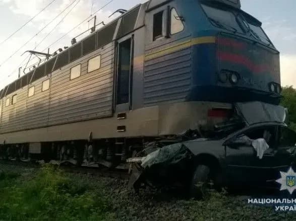 Через зіткнення Renault з поїздом загинуло подружжя пенсіонерів