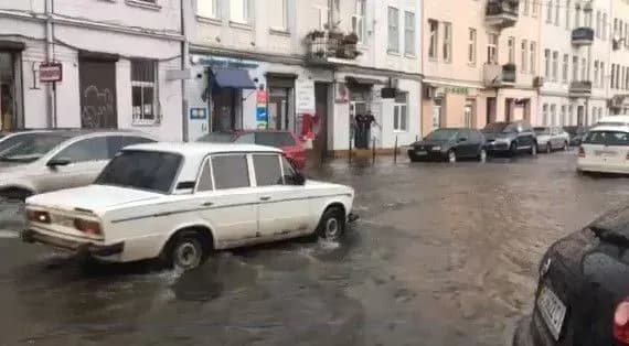 Повалене дерево та затоплені вулиці: Львовом пронісся сильний дощ