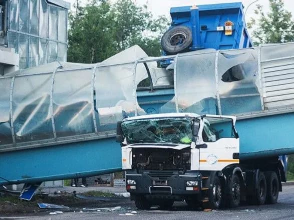 У Підмосков'ї вантажівка знесла пішохідний міст