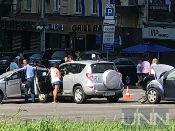 Біля столичного ТРЦ "Гулівер" загорівся автомобіль