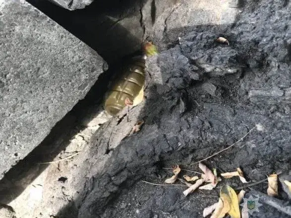 Посеред вулиці на столичному Подолі знайшли гранату