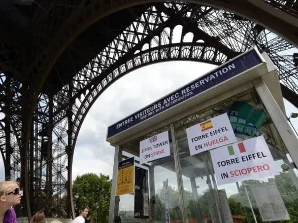 Співробітники Ейфелевої вежі припинили страйк