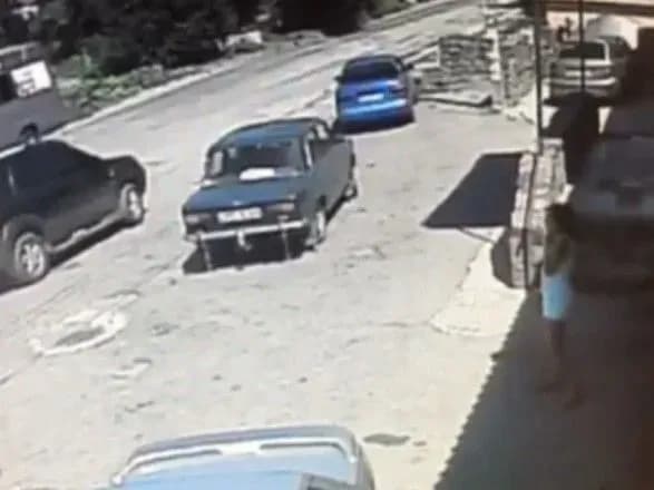 В Днепре неизвестный поцелил девушке в лицо