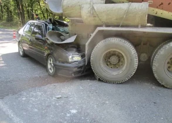 Легковик зіштовхнувся із бензовозом на Львівщині, п'ять осіб травмовані