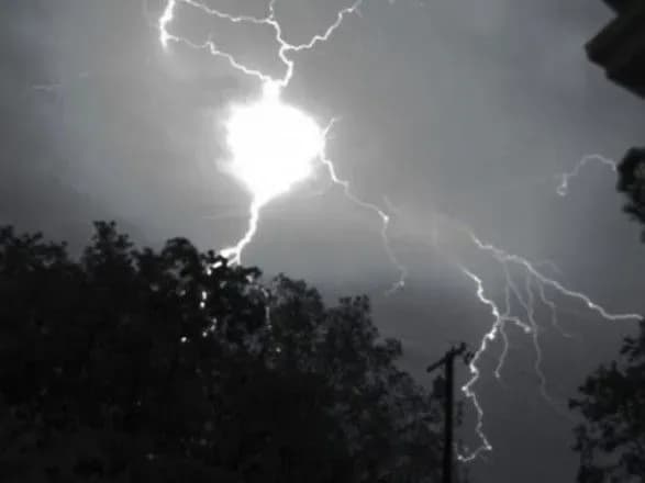 Укргідрометцентр спростував інформацію про “нашестя” кульових блискавок в Україні
