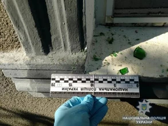 На Одещині у вікно будинку кинули пляшку з невідомою рідиною