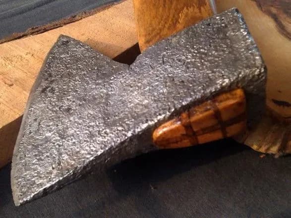 В Харькове рецидивист зарубил знакомого и пытался убить женщину