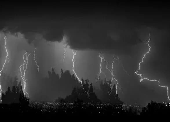 Сьогодні в Україні очікуються короткочасні дощі з грозою