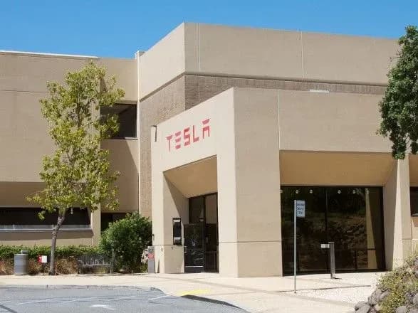 Ілон Маск розглядає можливість викупу компанії Tesla за ціною 420 доларів за акцію