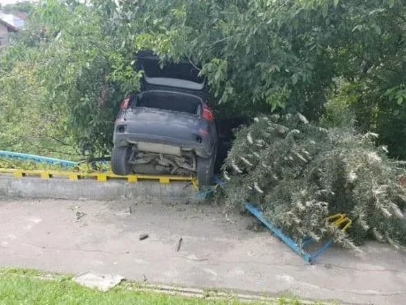 У Львові легковик злетів з мосту