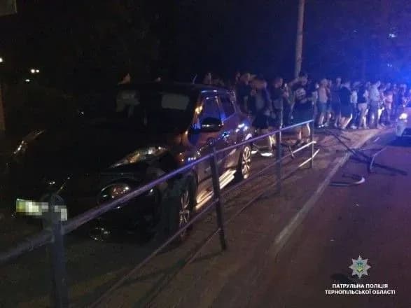У Тернополі позашляховик протаранив огорожу та вилетів на тротуар