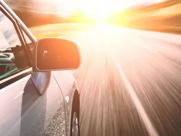 Засліпило очі: у Чернівцях водій забарився і збив 7-річну дівчинку з матір’ю