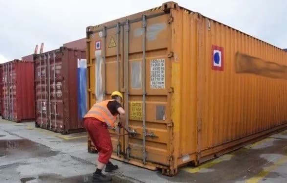 У Великій Британії розслідують справу про вивезення відходів до Польщі