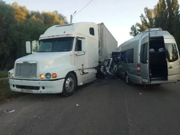 Під Дніпром мікроавтобус влетів у фуру: водій у тяжкому стані