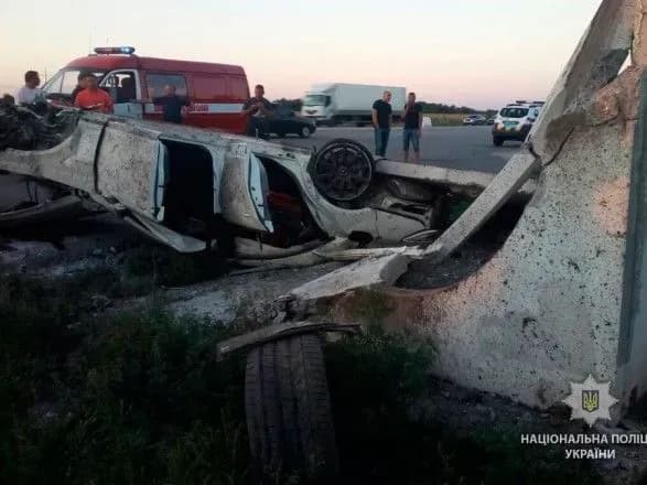 На Полтавщині Mercedes в'їхав у зупинку, є загиблий
