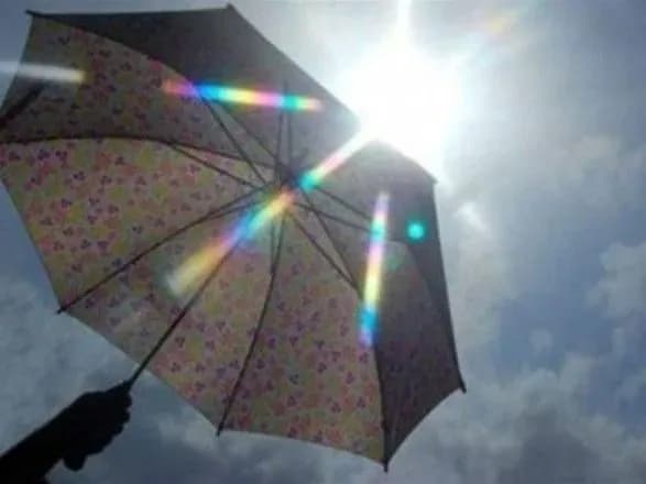 Завтра в Україні очікується спекотна і суха погода