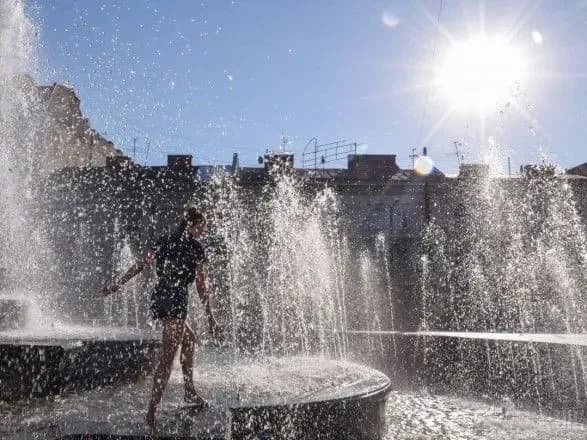 Завтра в Україну прийде тропічна спека