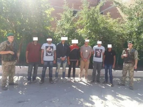 На чоловіка, який влаштував бізнес на переправці нелегалів до ЄС, чекає суд