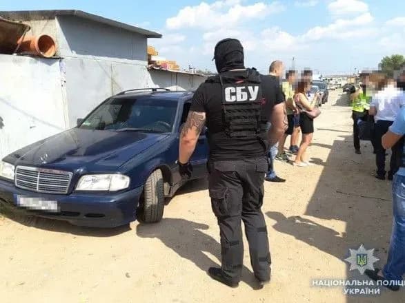 У гаражному кооперативі Києва правоохоронці вилучили арсенал зброї