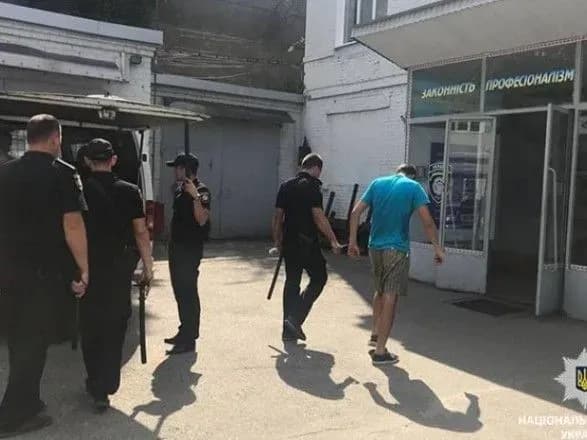 У Дніпрі затримали зловмисників, які везли чоловіка у багажнику