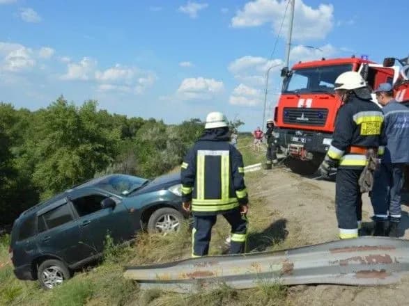 Автомобіль у Дніпрі злетів з мосту