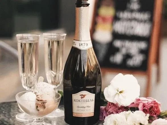 Українці віддають перевагу напівсолодкому вину - опитування "Коктебель"