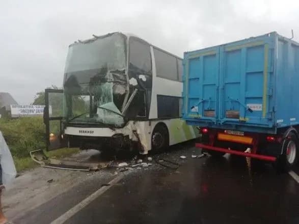 На Львівщині у ДТП потрапив туристичний автобус