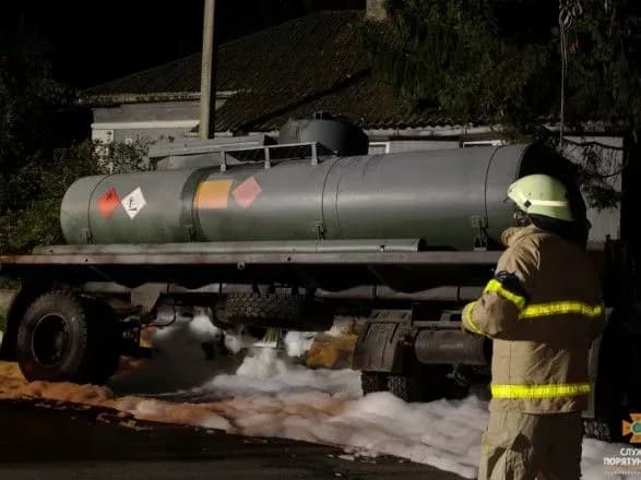 На Тернопільщині перекинулася цистерна з дизельним паливом