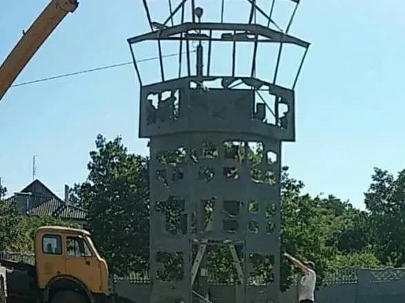 На Одещині почали встановлювати пам’ятник у вигляді Донецького аеропорту