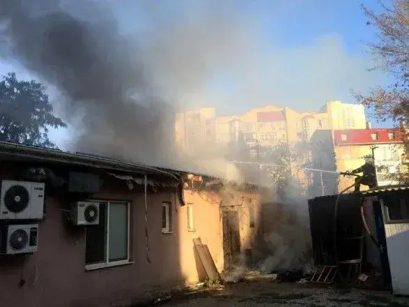 В Одесі через пожежу в одноповерховій будівлі евакуювали 17 людей