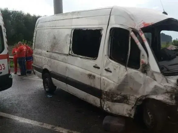 Під Львовом зіткнулися мікроавтобус і два легковики: двоє загиблих