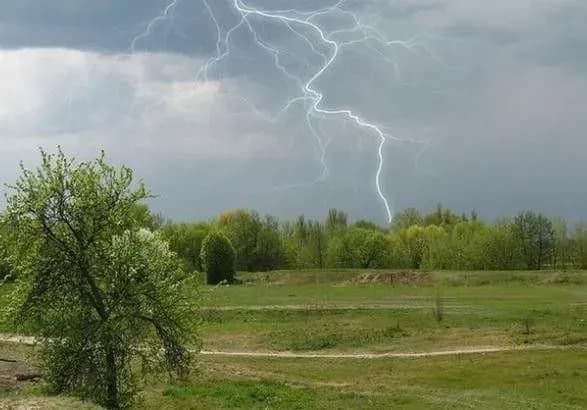 Синоптики попередили про грози і град в Україні