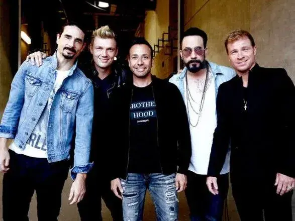 У США 14 людей постраждали під час обвалу арки на концерті відомого поп-гурту