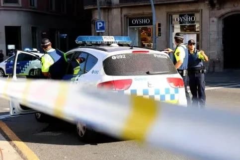 Невідомий з криком "Аллах акбар" напав з ножем на поліцейських в Іспанії