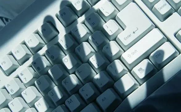 Екстремісти і групи смерті вербують учасників за схожою схемою: психолог розповіла, хто у зоні ризику