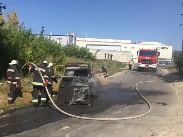 На Харківщині під час руху спалахнув легковик