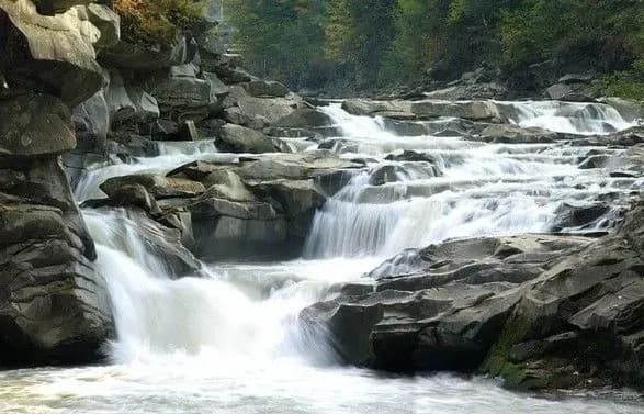 На Прикарпатті дівчинка впала у водоспад: матір стрибнула за нею