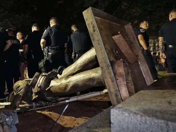 В Університеті Північної Кароліни люди знесли пам'ятник солдату Конфедерації