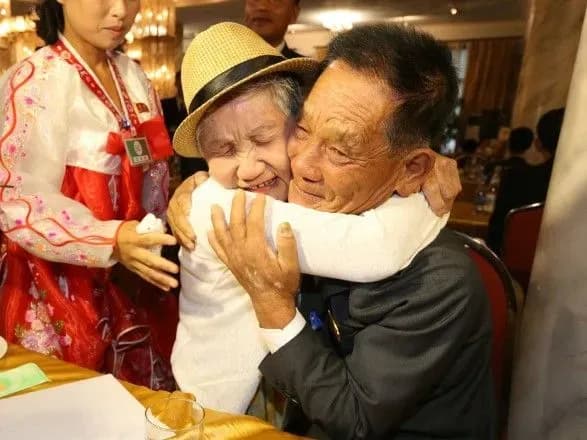 Матір вперше побачила власного сина на зустрічі сімей у КНДР