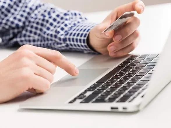 Найбільше безготівкових операцій українці проводять в інтернеті