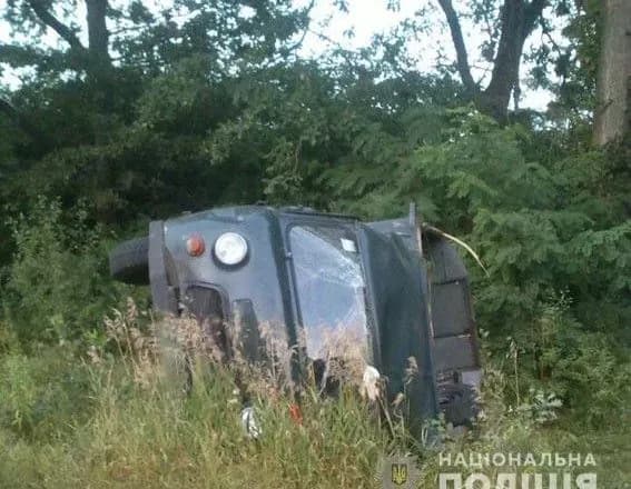 На Сумщині автомобіль з пасажирами перекинувся в кювет: є постраждалі
