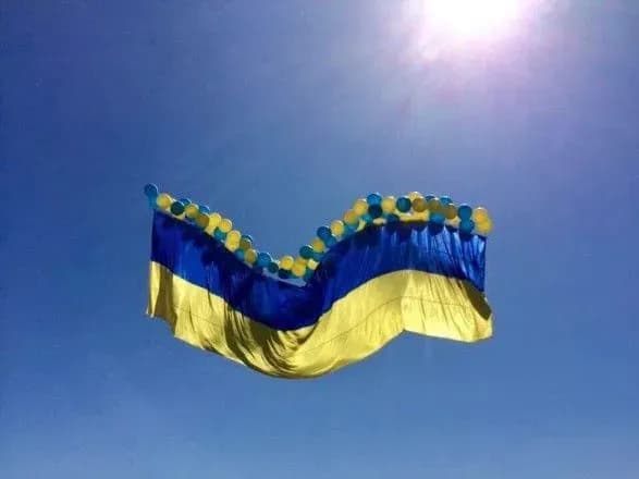 Над Авдіївкою запустили найбільший прапор України