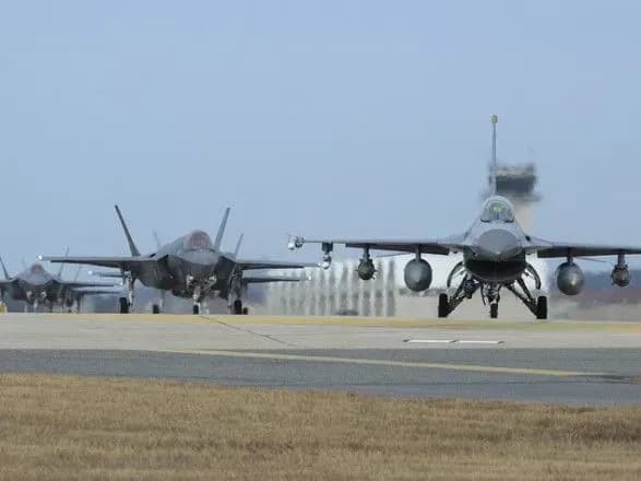 СМИ: истребитель ВВС США совершил экстренную посадку во Флориде