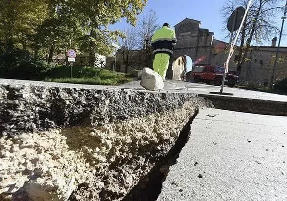Внаслідок землетрусу в Ірані загинуло 2 людини